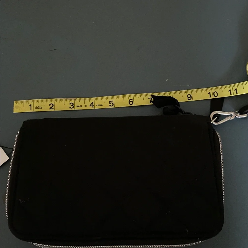 NWT Vera Bradley On The Go Wristlet. Black quilted. RFID protected. Card holders